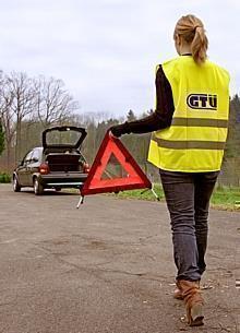 Bei jeder Panne unverzichtbar - Warndreieck und Warnweste. Foto: Auto-Reporter/GTÜ